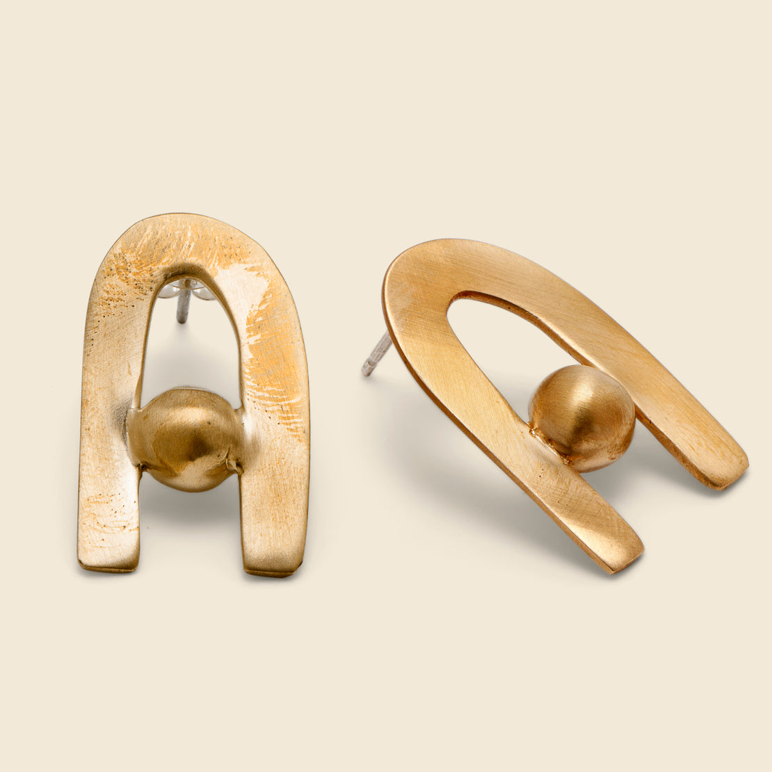 8.6.4 Design Curve Dot Stud Earrings - Brass