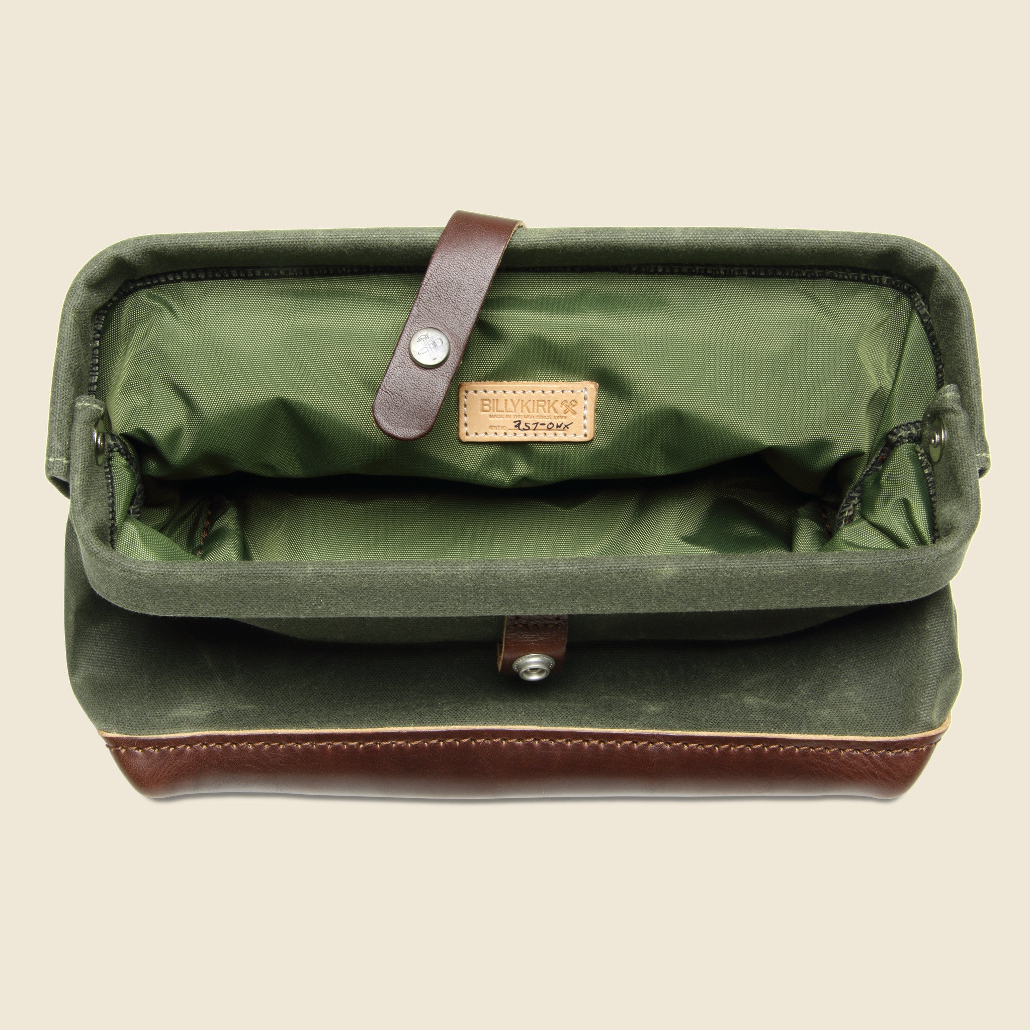 
                          No. 257 Snap Dopp Kit - Olive/Brown - BILLYKIRK - STAG Provisions - Accessories - Bags / Luggage
                        